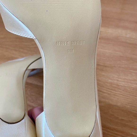 Nine West New Favorly Bridal Kitten Heel Satin Dress Sandals Women’s 9 NWT - Picture 7 of 15